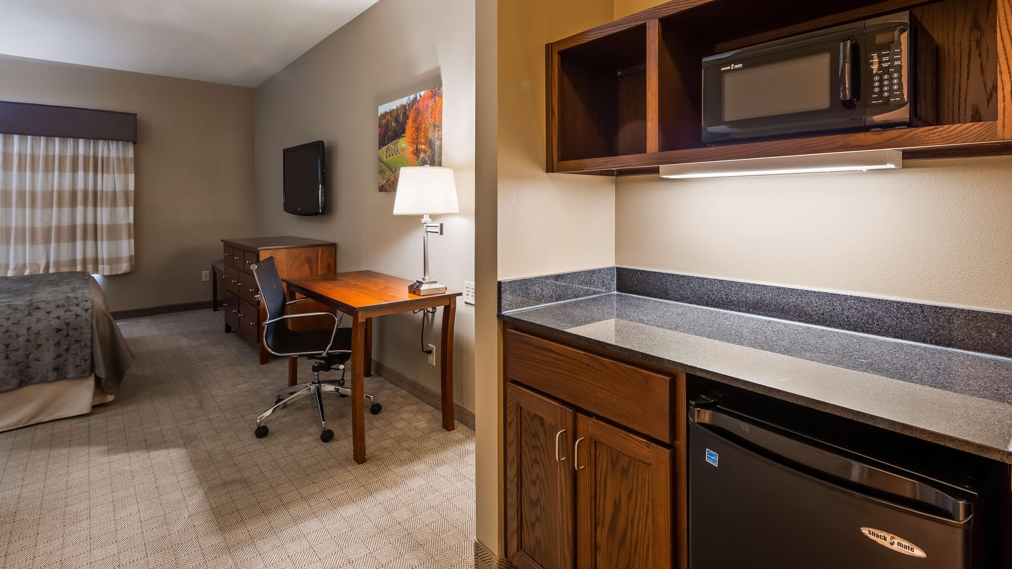 Best Western Plus Green Mill Village Hotel & Suites Arcola Exterior photo