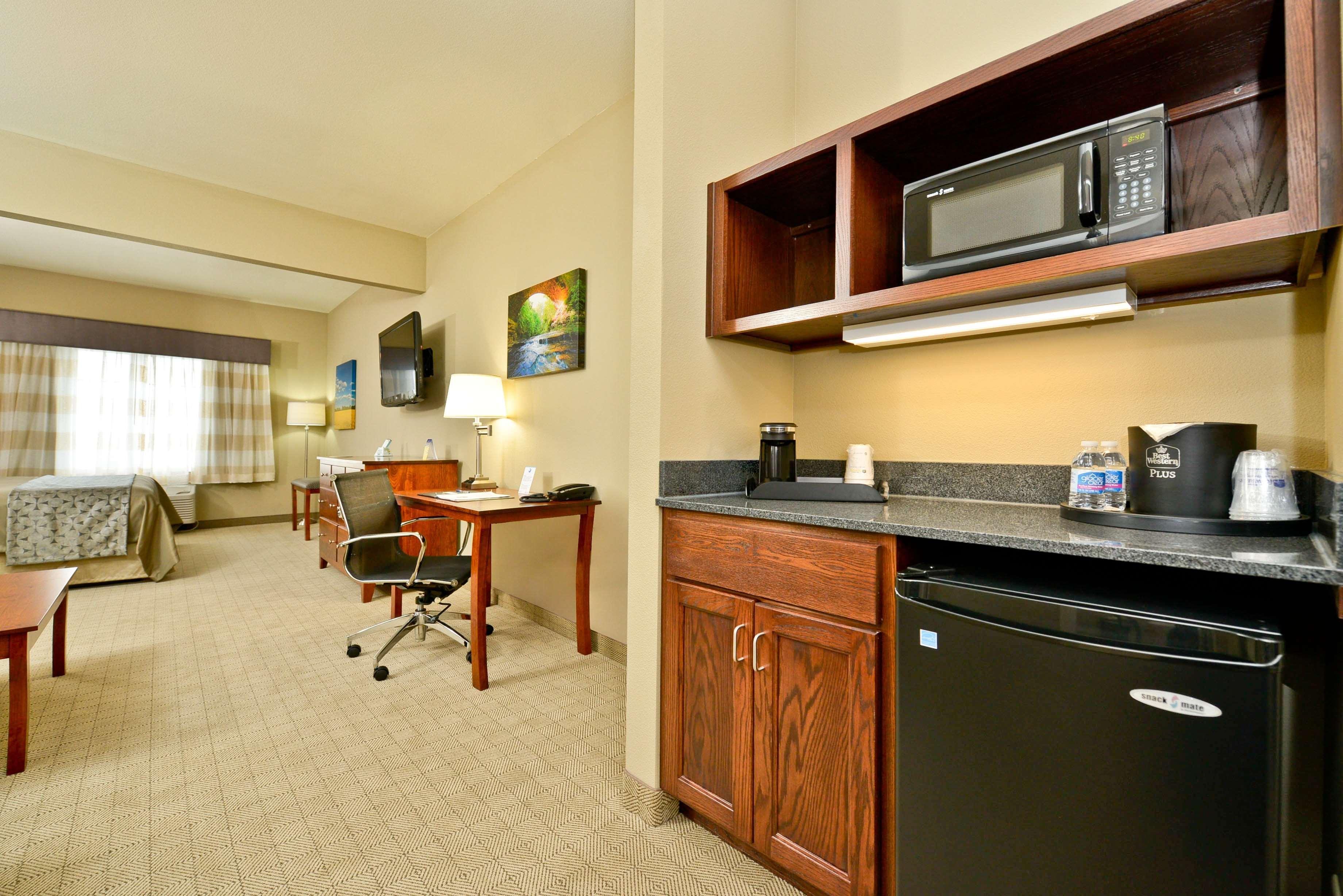 Best Western Plus Green Mill Village Hotel & Suites Arcola Exterior photo