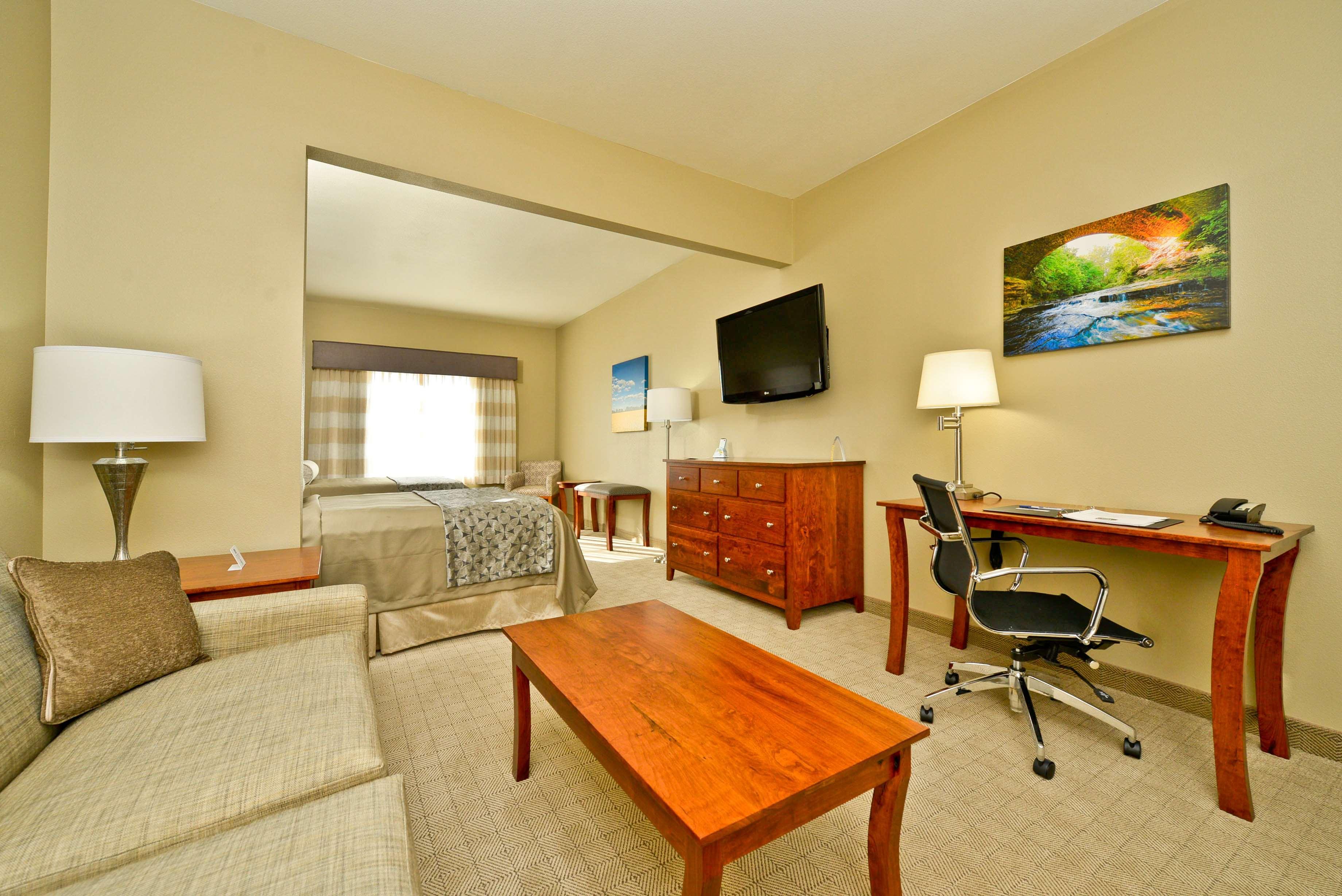 Best Western Plus Green Mill Village Hotel & Suites Arcola Exterior photo