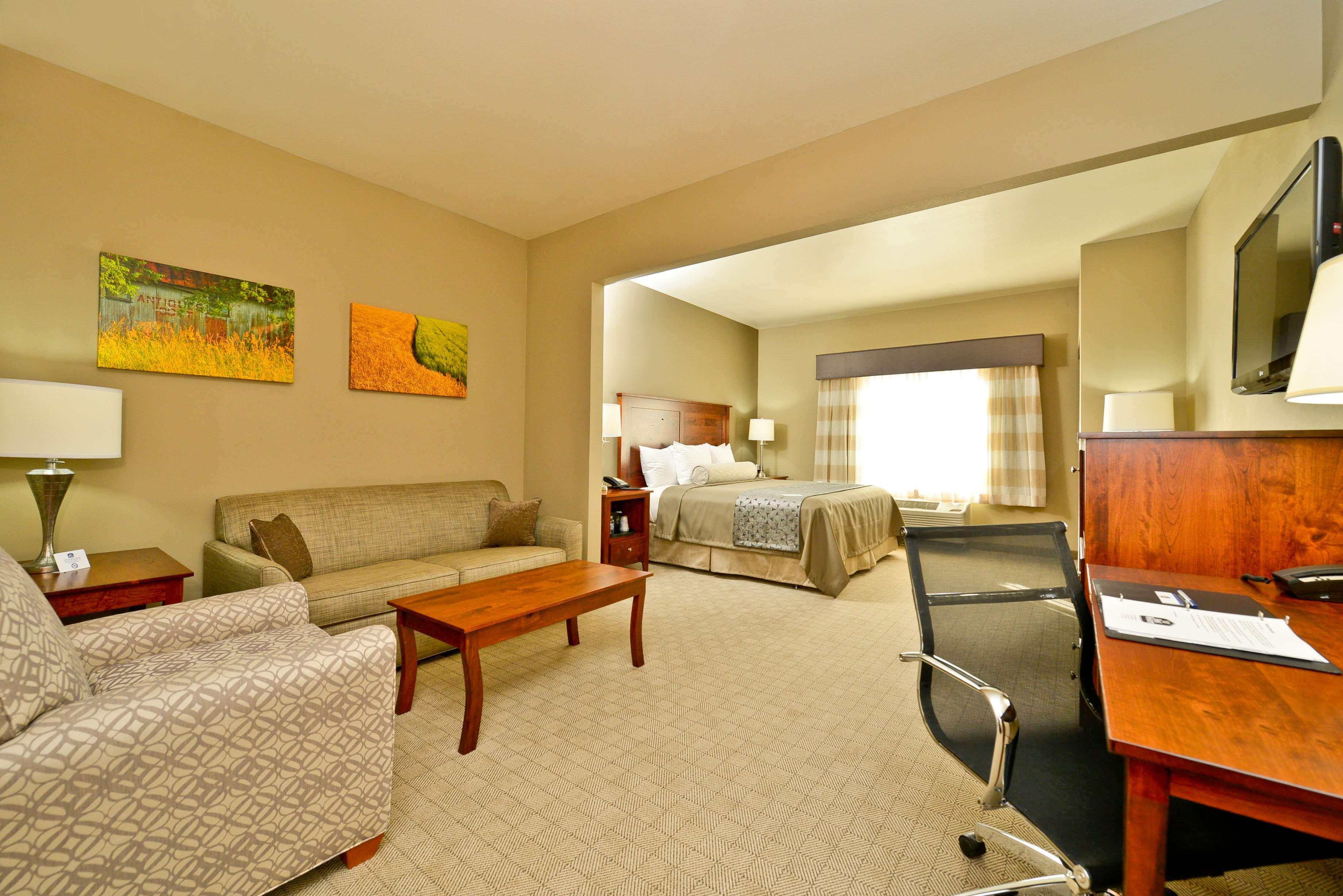 Best Western Plus Green Mill Village Hotel & Suites Arcola Exterior photo