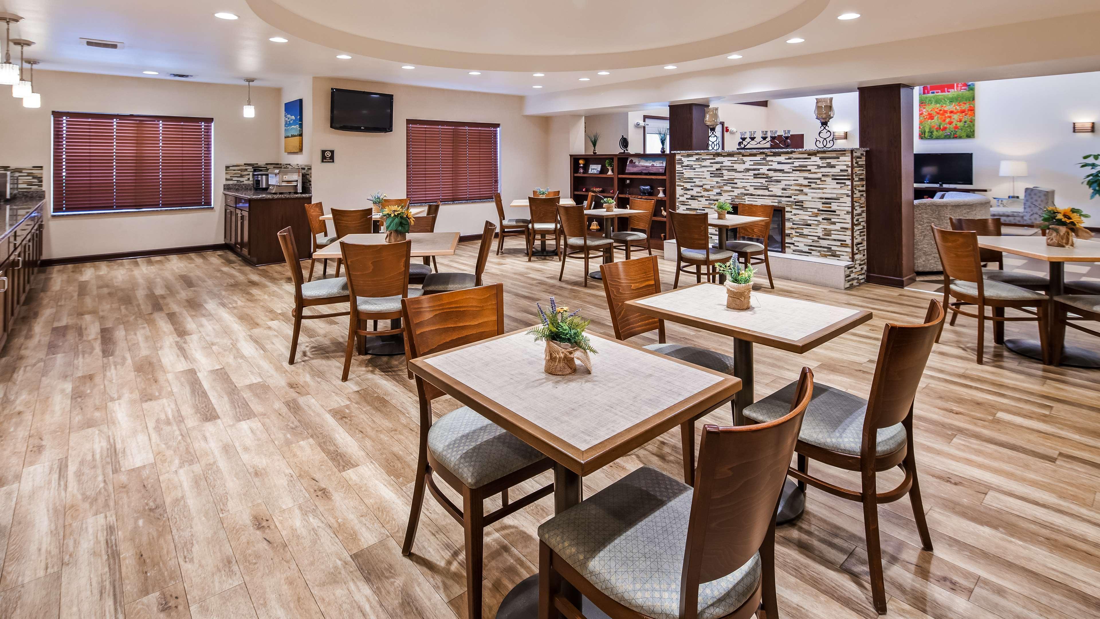 Best Western Plus Green Mill Village Hotel & Suites Arcola Exterior photo